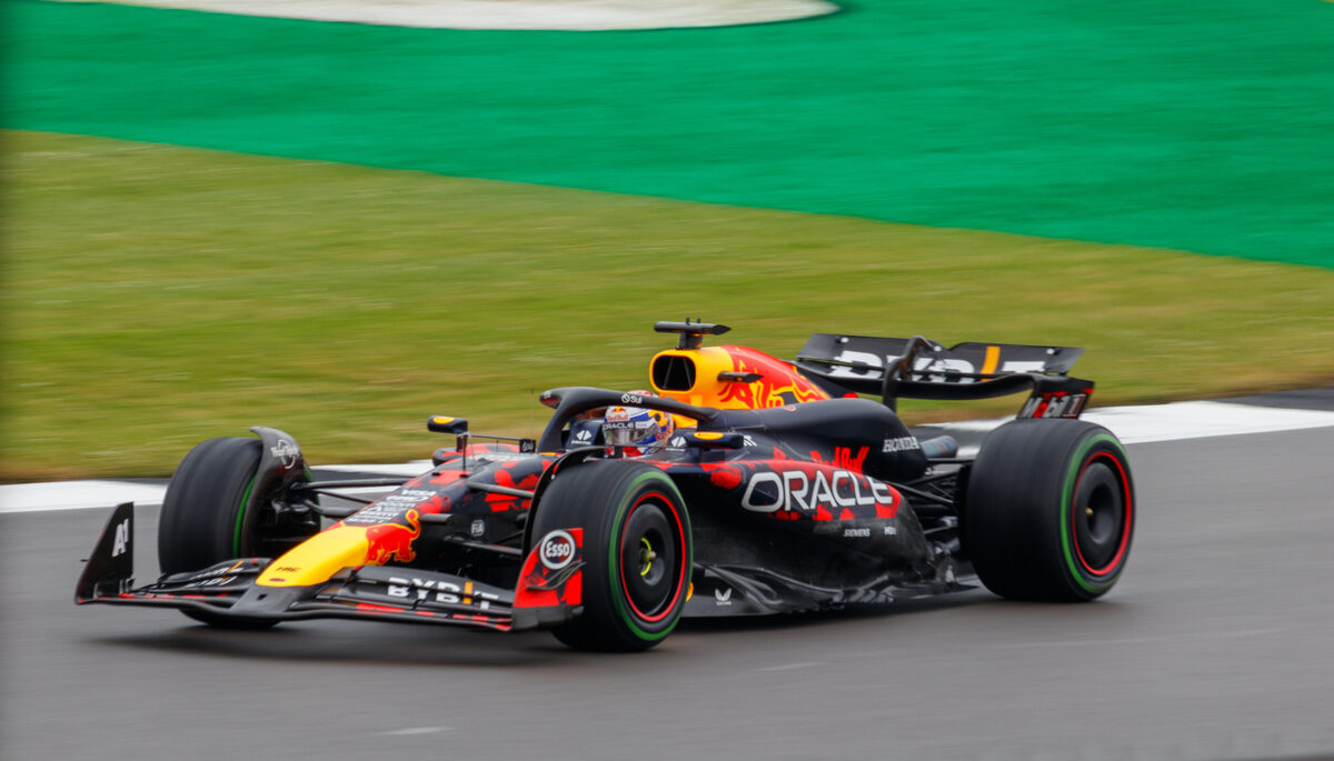 Max Verstappen tijdens de British Grand Prix in een Red Bull-bolide, een typisch race-moment uit het Formule 1-seizoen