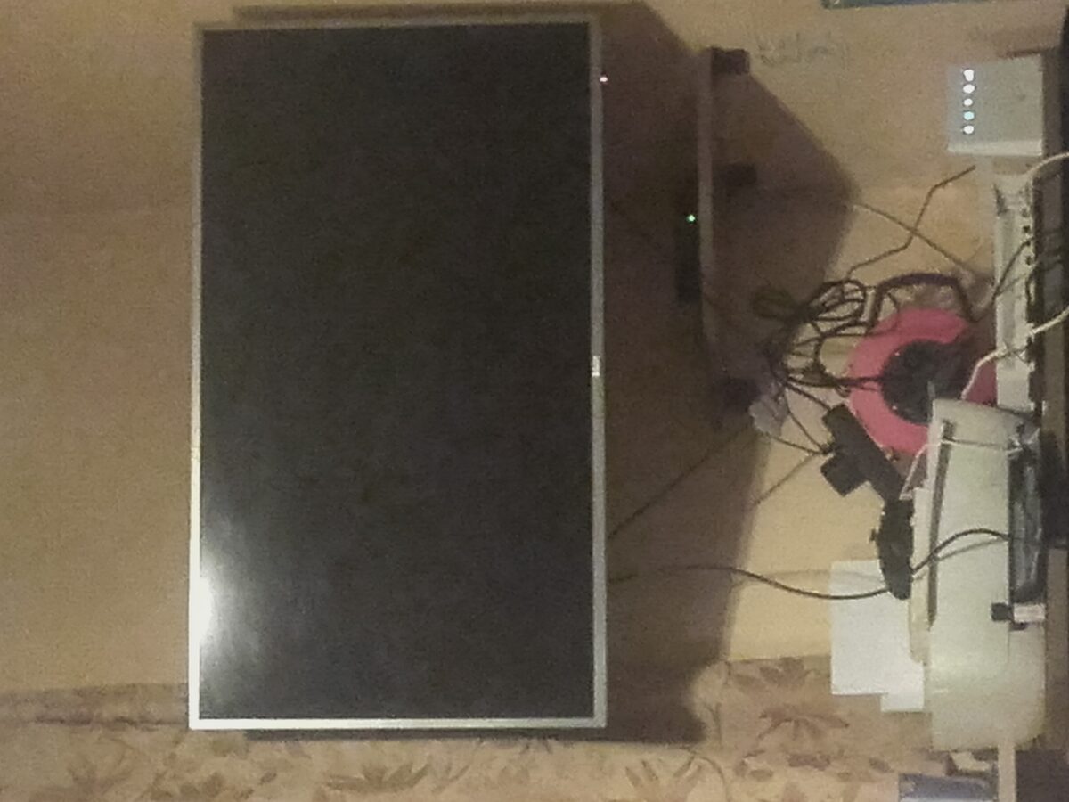 Smart TV in een Nederlands huiskamer-setting, klaar voor een betaalbaar IPTV abonnement