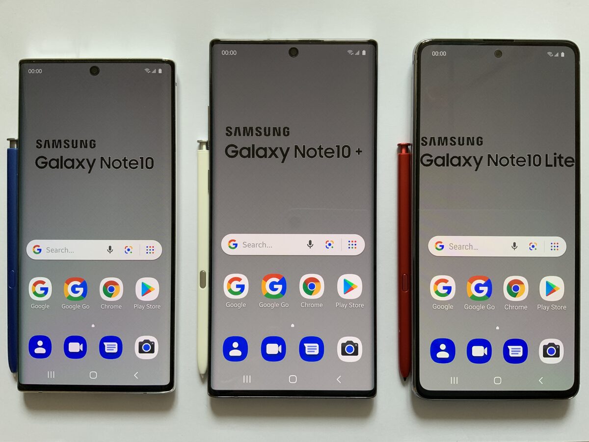 Samsung Galaxy telefoon in de hand, met een streaming app open op het scherm