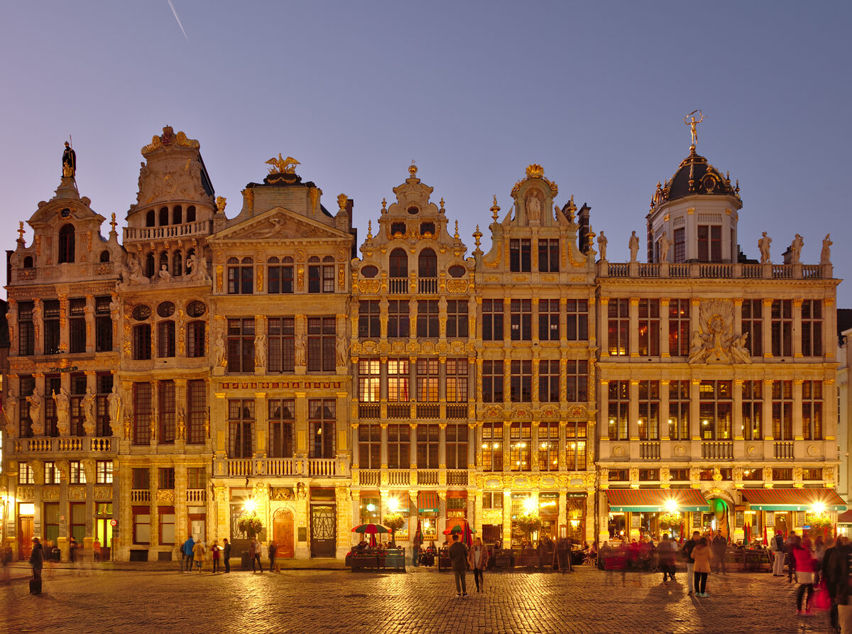 De Grote Markt in Brussel bij avondschemering, hét symbool van België en zijn culturele uitstraling