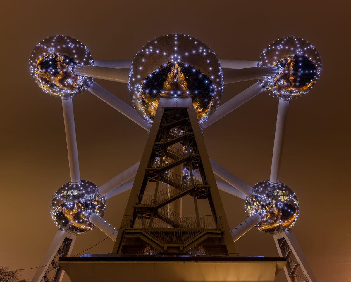 Het Atomium in Brussel onder een avondhemel, een Belgisch icoon op steenworp afstand van Nederland