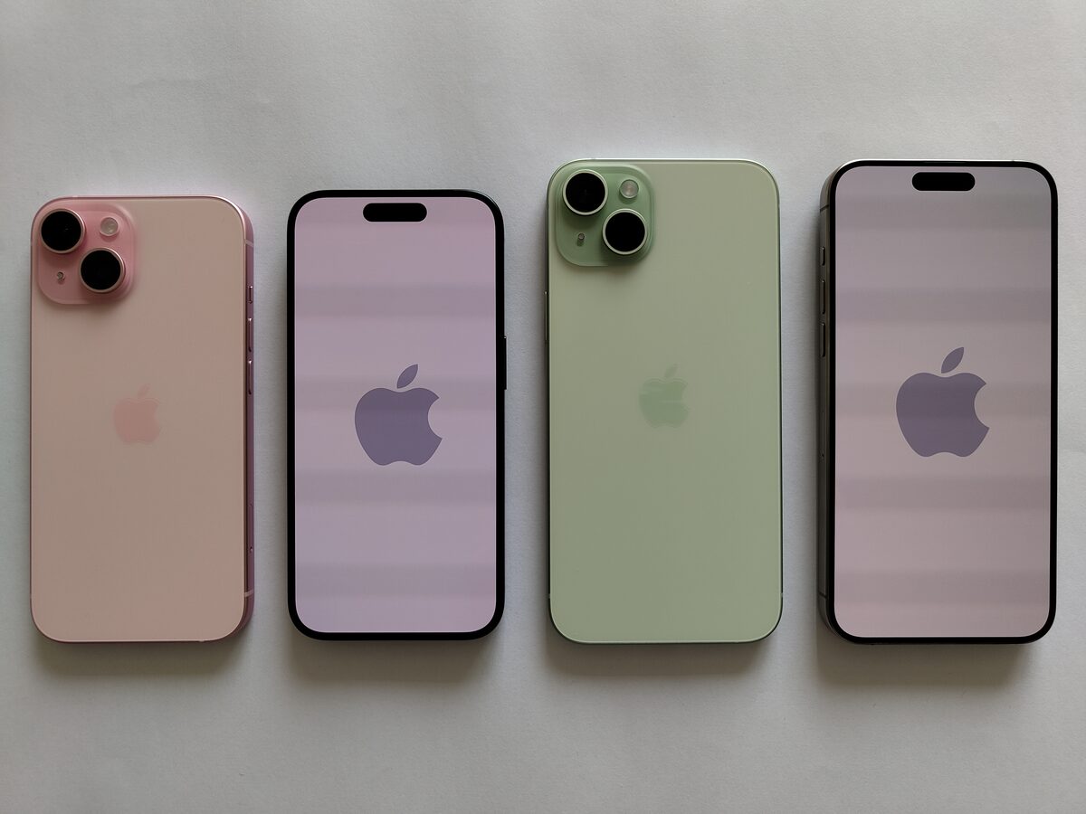 Apple iPhone 15 op een houten oppervlak, klaar voor IPTV streaming via iOS