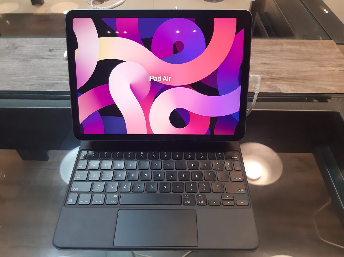 iPad Air 5e generatie met een streaming applicatie open, ideaal voor IPTV in de woonkamer