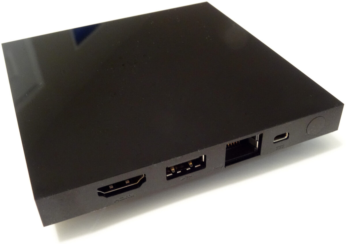Een Android TV streaming box op een tafel, populair apparaat voor IPTV-gebruikers