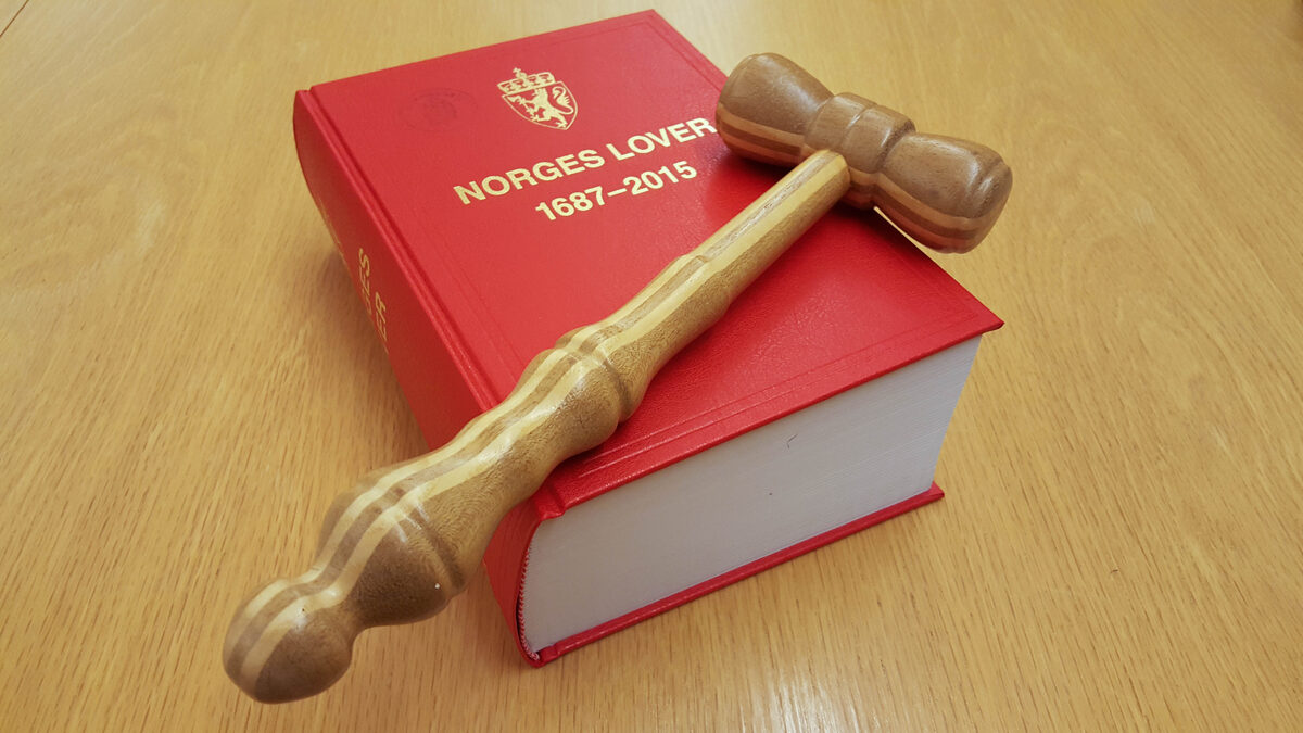 Hamer op een juridisch boek - symbool voor de naleving van de auteurswet in Nederland