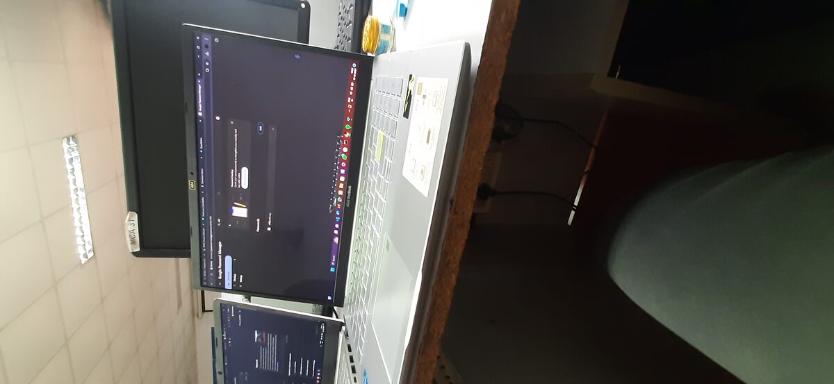 Asus VivoBook laptop op een bureau, klaar voor IPTV streaming via VLC of Smarters Pro