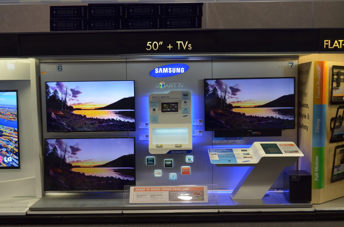 Samsung Smart TV in de woonkamer met Tizen-startscherm, klaar voor IPTV configuratie