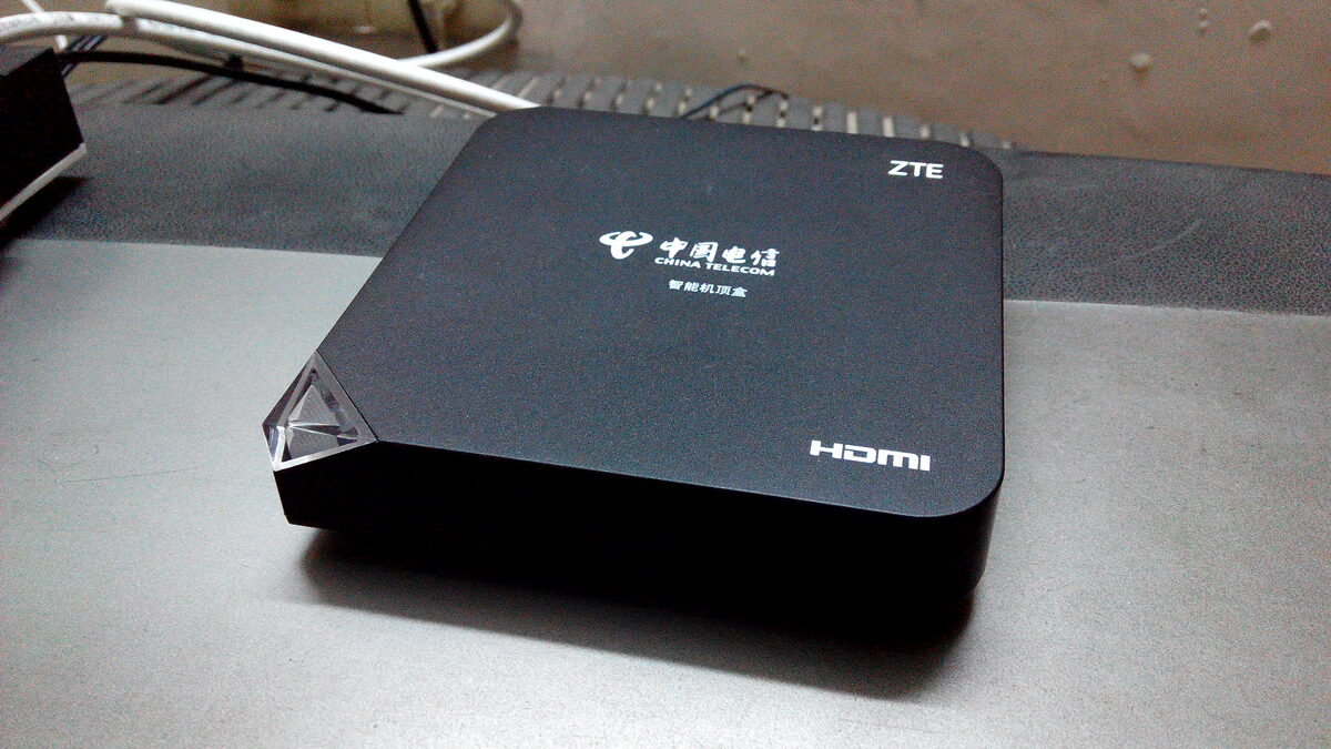 MAG Box set-top box voor IPTV aangesloten op een TV in een Nederlandse huiskamer