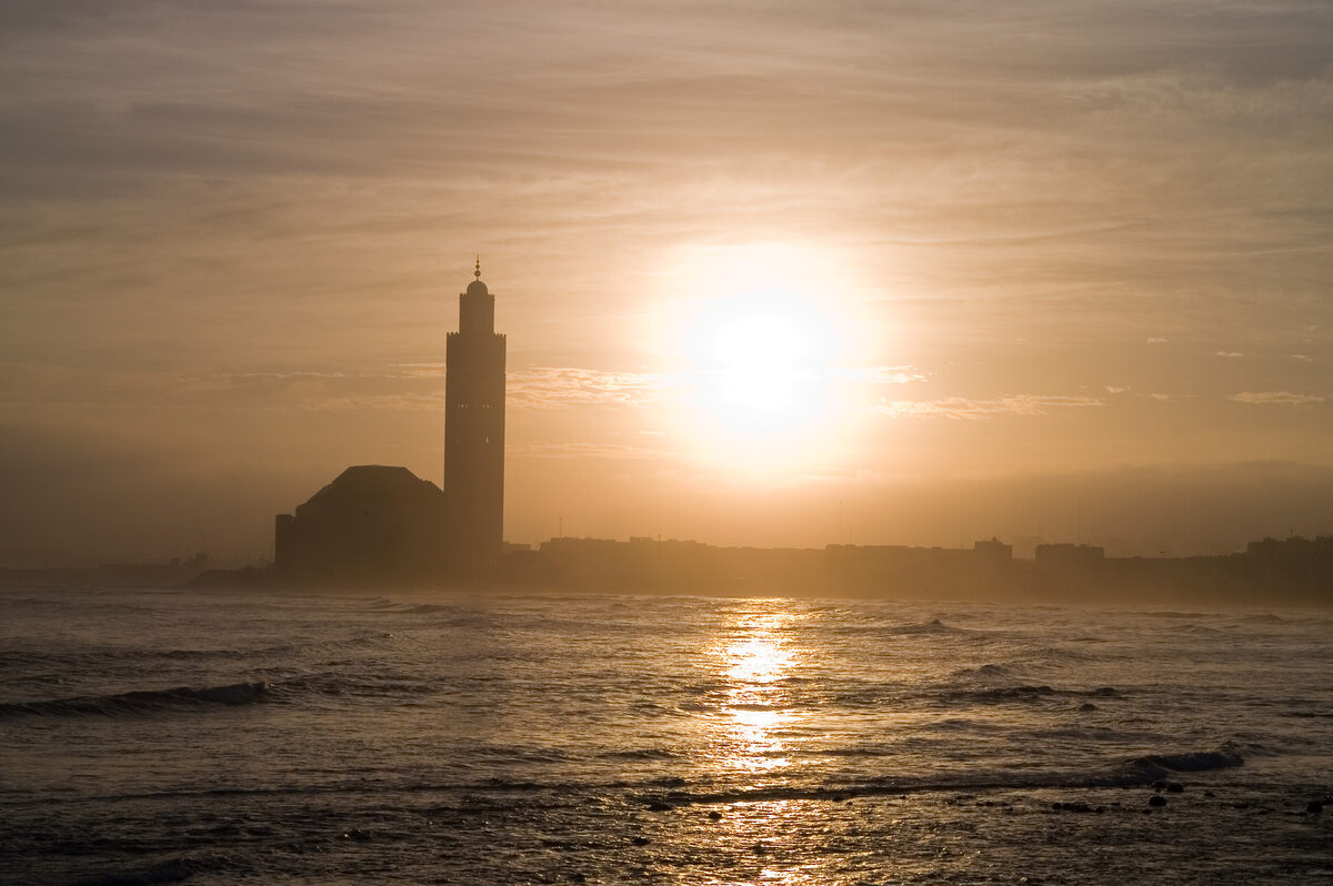 De Hassan II-moskee in Casablanca tijdens zonsondergang, een van de iconische gebouwen van Marokko