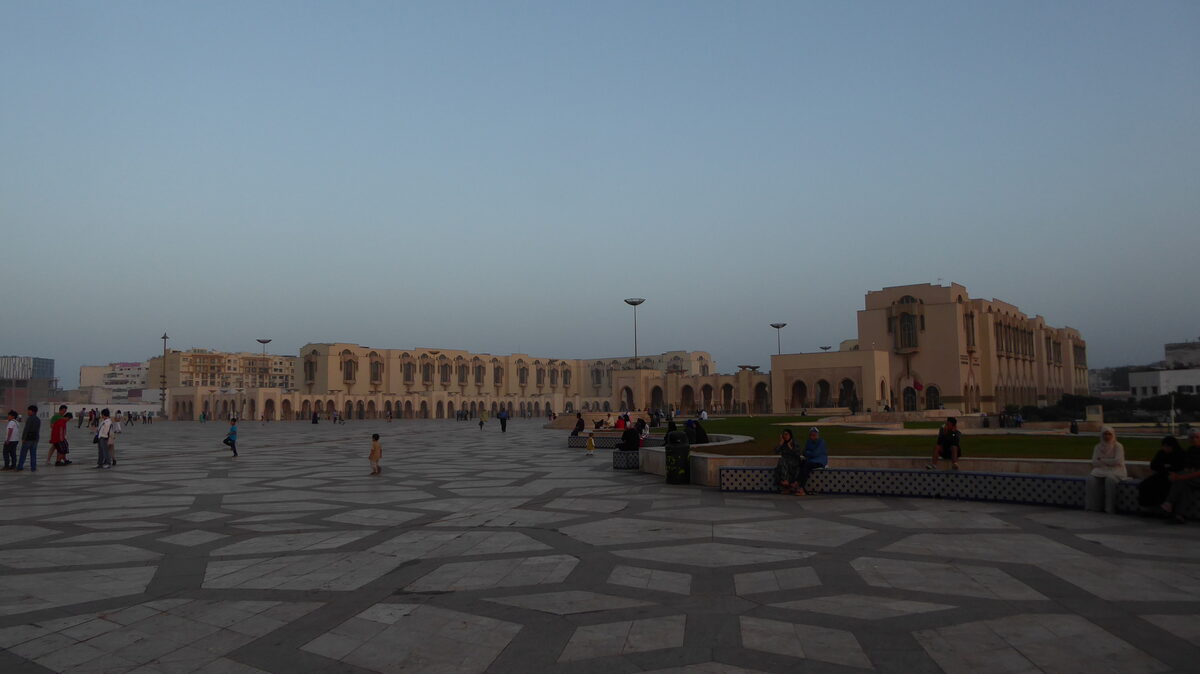 Het binnenplein van de Hassan II-moskee in Casablanca met blauwe lucht, een van de meest bezochte religieuze plekken van Marokko