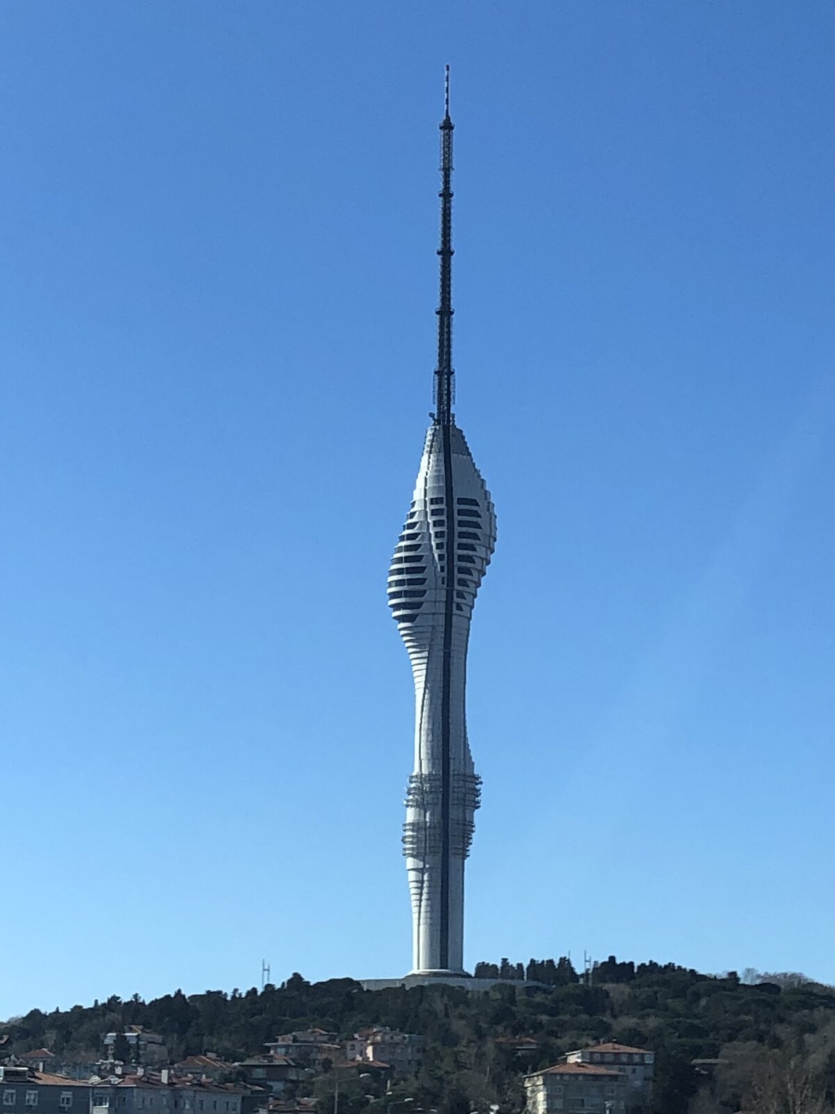 De Çamlıca-tv-toren in Istanbul, het hoogste tv-zendpunt van Turkije en symbool van de Turkse omroepwereld